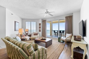 公寓客房, 多張床 (Beach Colony Tower 8B) | 起居區 | 電視