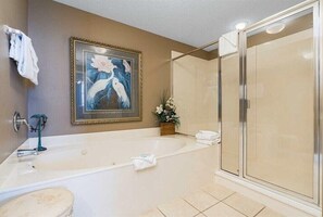 Condo, Multiple Beds (Palacio 1202) | Bathroom | Shampoo, toilet paper - Palacio 1202 (Pensacola)