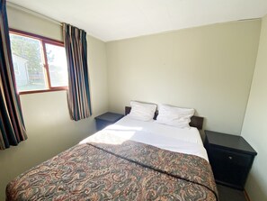 2 bedrooms, free WiFi, bed sheets - Wake up to waves at "Just Beachy" (Seven Sister Falls)