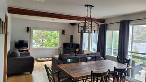 Living area - Beautiful waterfront cottage. Ideal for families. (Notre-Dame-de-la-Merci)