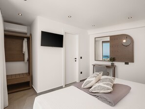 5 bedrooms, iron/ironing board, WiFi, bed sheets