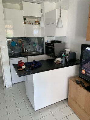 Frigorífic, microones, forn i placa de cuina