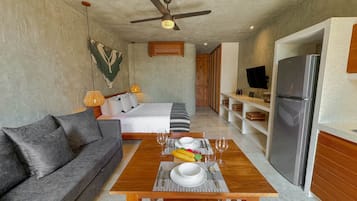 Classic Room | 1 bedroom, in-room safe, iron/ironing board, free WiFi