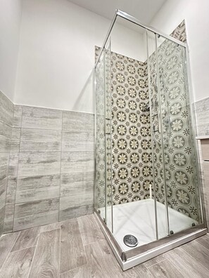 Sèche-cheveux, serviettes fournies, savon, papier toilette