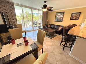 Apartamento, 1 cama de matrimonio grande con sofá cama (Destin West Bayside Pelican #302) | Zona de estar | Una televisión