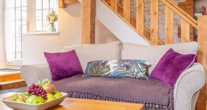 Jollyboat Cottage,Blakeney,Bijou Coastal Bolthole for 2,stones throw to the Quay