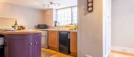 Kühlschrank, Mikrowelle, Ofen, Geschirrspüler