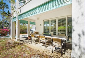 Outdoor dining - Blue Turtle Dreams (Destin)