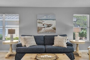 하우스, 침대(여러 개) (A Coastal Cottage) | 거실 공간 | TV