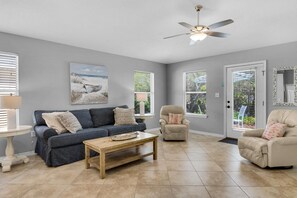 Ferienhaus, Mehrere Betten (A Coastal Cottage) | Wohnbereich | Fernseher