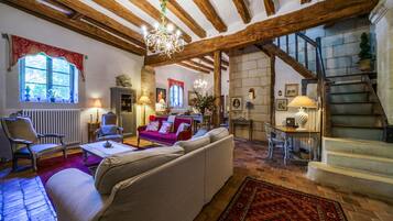 Televisie, een open haard, boeken en een stereo