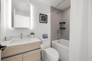 Secadora de cabello, toallas, papel de baño 