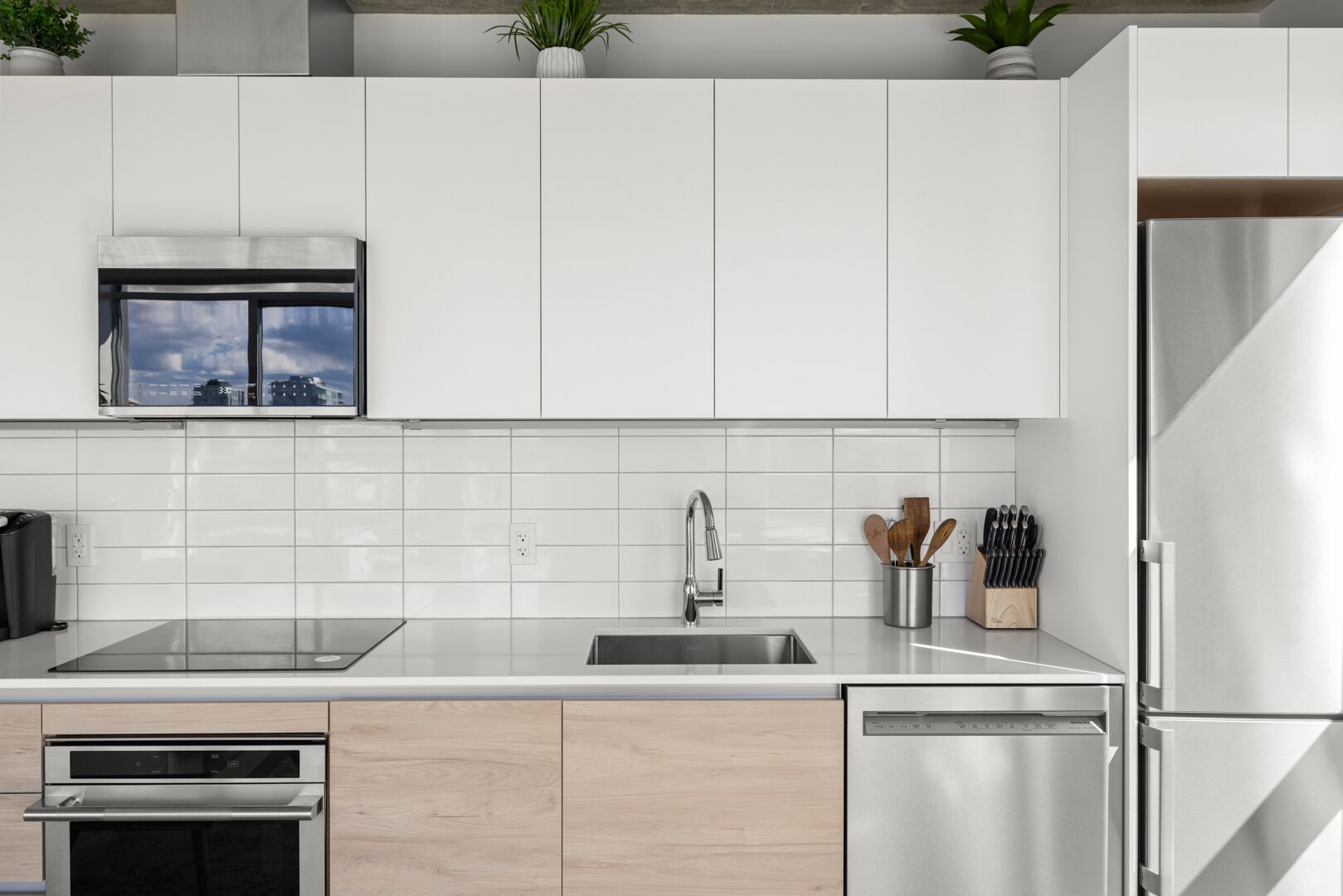 Réfrigérateur, micro-ondes, four, plaque de cuisson