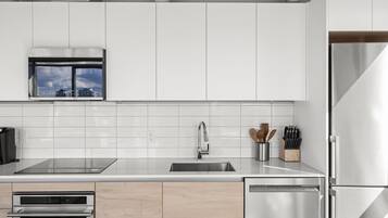 Réfrigérateur, micro-ondes, four, plaque de cuisson