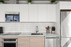 Kühlschrank, Mikrowelle, Ofen, Herdplatte