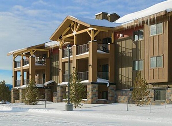 Guests can enjoy balconies with railings at this lodge.