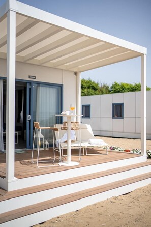 Outdoor dining - Feriendorf San Francesco Deluxe Lodge Sea View Suite für 2 Personen (Duna Verde)