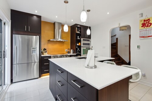 A big Cozy house near Downtown and the coolest street.