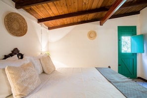2 bedrooms, iron/ironing board, travel cot, WiFi - Wisteria House between beaches and mountains (Maracalagonis)