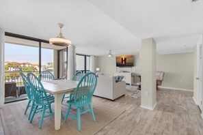 Condo, varias camas (Enclave 302B) | Área de sala de estar | Televisión