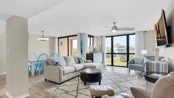 Leilighet, flere senger (Enclave 302B) | Oppholdsområde | TV