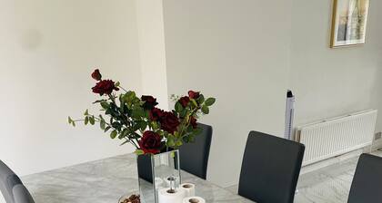 Inviting 4-bed House in Leeds