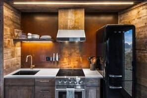 Frigorífico, microondas, horno y placa de cocina