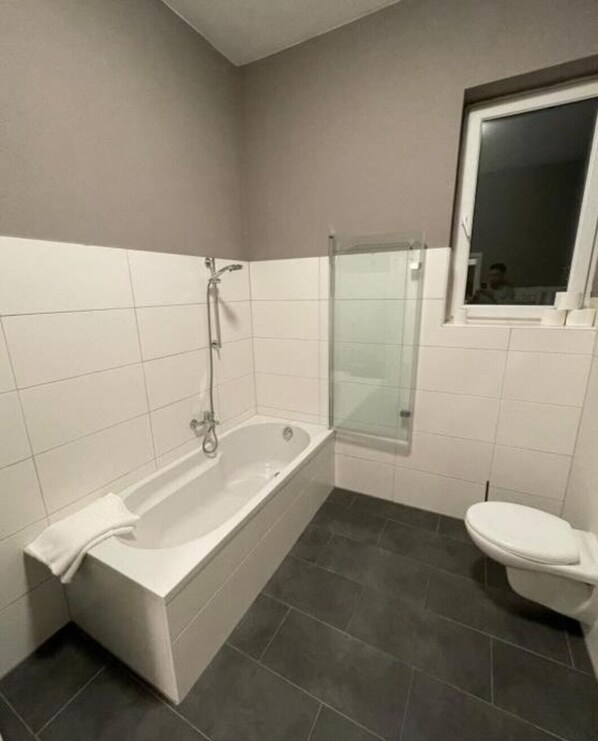 Een haardroger, handdoeken, zeep, toiletpapier