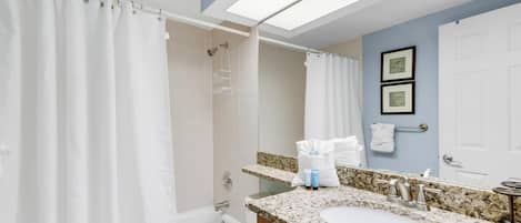 Condo, várias camas (Surfside Resort #505) | Banheiro | Toalhas de banho, sabonete, papel higiênico
