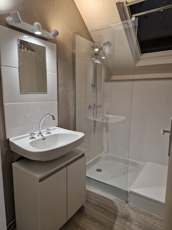 Shower, towels. Appartement au Cœur des Vignes