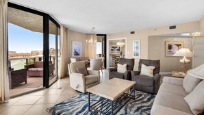 Un espacio habitable amplio con balcón, muebles modernos y vistas a la ciudad.