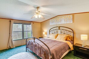 3 bedrooms, iron/ironing board, travel cot, WiFi - Nancy Cabin w/ Fire Pit Near Lake Cumberland! (Nancy)