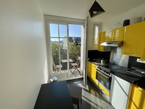 Private kitchen - Appartement Lumineux : Balcon Filant et Ascenseur (Paris)