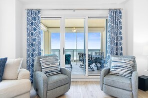 コンドミニアム ベッド (複数台) (Beach Colony West 4B) | リビング エリア | テレビ