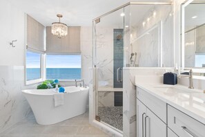 Condo, varias camas (Beach Colony West 4B) | Baño | Shampoo y papel de baño 