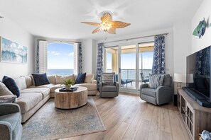 コンドミニアム ベッド (複数台) (Beach Colony West 4B) | リビング エリア | テレビ