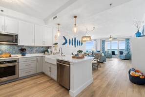 コンドミニアム ベッド (複数台) (Beach Colony West 4B) | 専用キッチン | オーブン、トースター、ペーパータオル