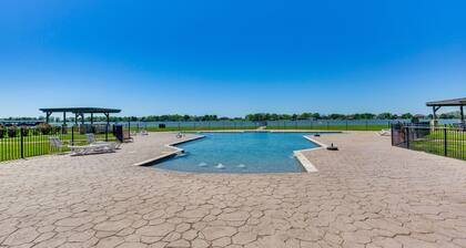 Lakefront Corsicana Condo w/ Pool Access!