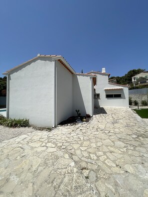 Property grounds - Quiet family home with private pool (Carnoux-en-Provence)