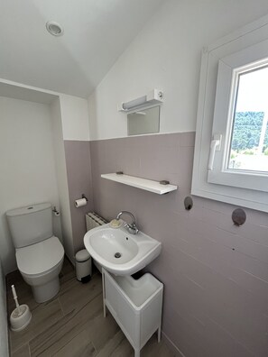 Shower, hair dryer, towels - Quiet family home with private pool (Carnoux-en-Provence)