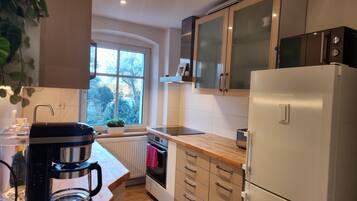 Fridge, microwave, oven, stovetop