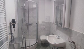 Secadora de cabello, toallas, papel de baño