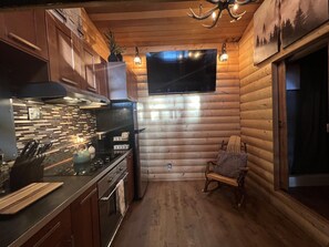 Fridge, microwave, oven, stovetop - Alyeska Spruce Cabin  (Anchorage)