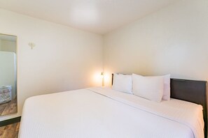 1 bedroom, iron/ironing board, WiFi, bed sheets - Green Sparrow's Nest (Green Mountain Falls)