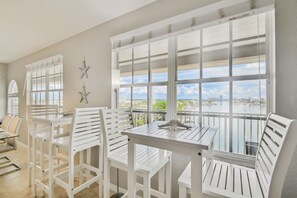 Dining - 5-Star Location! | Walk to Beach/Rest/Shops (Clearwater)