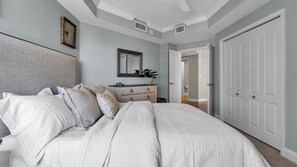 3 habitaciones, escritorio y tabla de planchar con plancha 