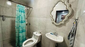 Håndklær, såpe, sjampo og toalettpapir