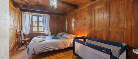 3 bedrooms, iron/ironing board, free WiFi, bed sheets