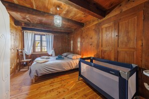 3 bedrooms, iron/ironing board, free WiFi, bed sheets