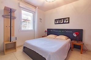 1 bedroom, iron/ironing board - Le Jouarres - Appt climatisé avec piscine partagée (Azille)